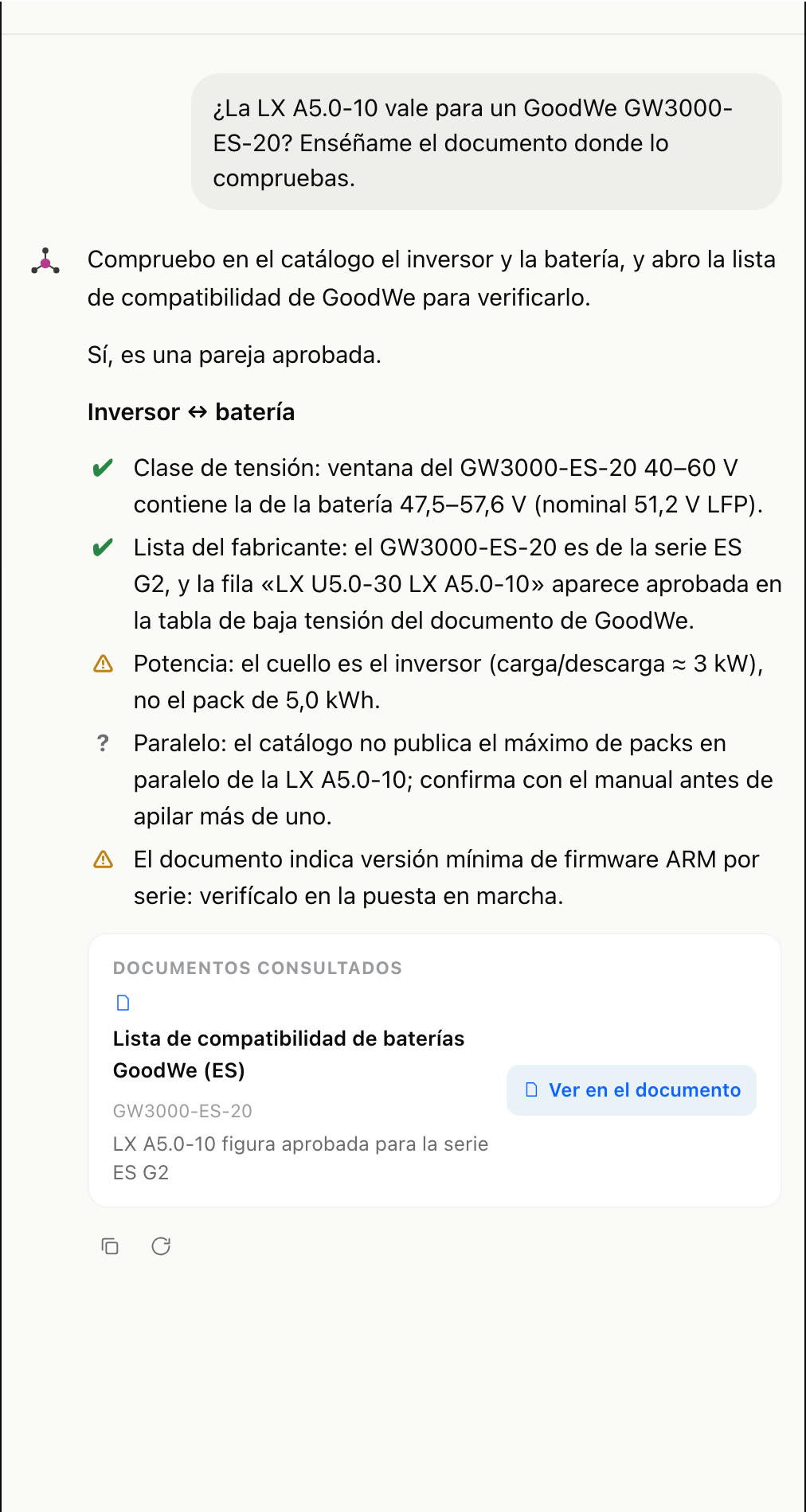 Conversación real: el asistente confirma que una batería encaja con un inversor, cruza la ventana de tensión del catálogo con la lista del fabricante y adjunta el documento consultado
